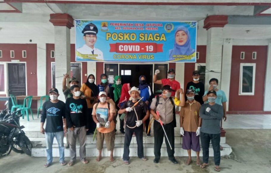 Pegiat literasi 10 Rumah Aman bersiap menyemprot disinfektan di Desa Jatipura, Susukan, Kabupaten Cirebon, Minggu (17/5/2020.