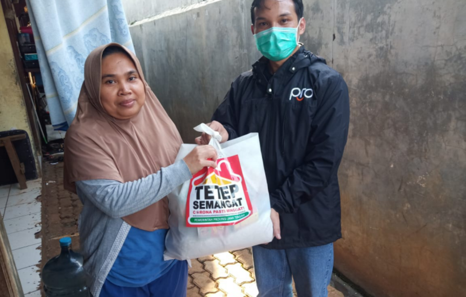 Pemerintah Provinsi Jawa Tengah membagikan paket sembako bagi warganya yang berada di Jabodetabek.