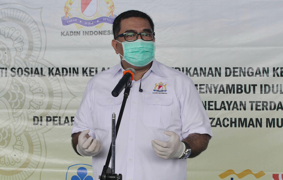 Wakil Ketua Umum Kadin Bidang Kelautan dan Perikanan Yugi Prayanto, memberikan sambutan saat penyerahan bantuan sembako di Pelabuhan Perikanan Nizam Zachman, Muara Baru, Jakarta, Senin, 18 Mei 2020.     