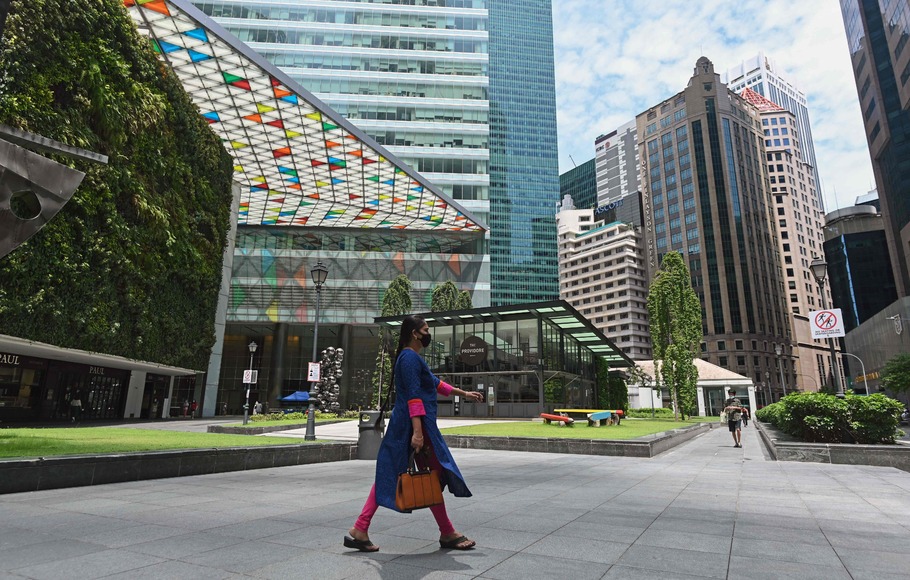 Warga melintas di distrik pusat bisnis Raffles Place di Singapura, di tengah pandemi Covid-19, 22 Mei 2020. 