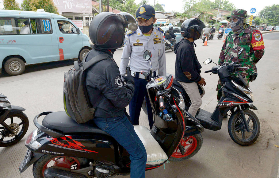Petugas gabungan melakukan pengecekan SIKM kepada pengendara roda dua di pos pemeriksaan yang memasuki perbatasan DKI Jakarta, Kalimalang Lampiri, Jakarta, Rabu, 27 Mei 2020. 