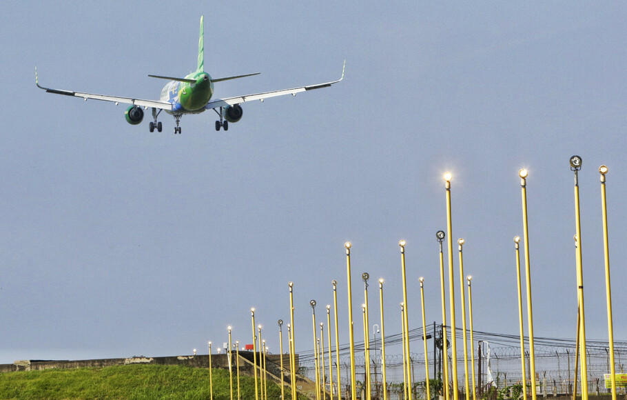 Sebuah pesawat bersiap mendarat di Bandara Soekarno Hatta, Tangerang, Banten, Selasa, 2 Juni 2020.