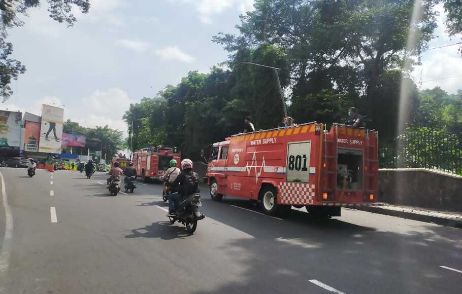 Memperingati ke-538 Hari Jadi Bogor (HJB) Dinas Pemadam Kebakaran Kota Bogor melakukan penyemprotan disinfektan ke sejumlah ruas jalan protokol di wilayah Kota Bogor.