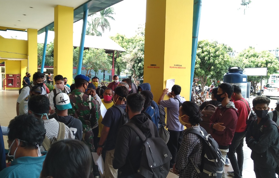 Pendatang yang terjaring tidak memiliki surat izin keluar masuk (SIKM), diarahkan ke Gelanggang Remaja Pulogadung, Jaktim, Jumat (5/6/2020) siang 