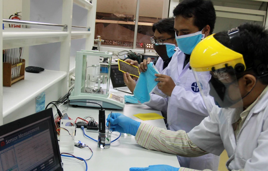 Peneliti dari Lembaga Ilmu Pengetahuan Indonesia (LIPI) melakukan inovasi pembuatan masker kain disinfektor berbahan tembaga dengan teknik lapisan atau coating di Laboratorium Fisika LIPI Serpong, Tangerang Selatan, Selasa (2/6/2020). Masker kain inovasi dari para peneliti LIPI ini nantinya mampu membunuh bakteri dan juga virus (mikroorganisme), untuk sementara LIPI akan memperbanyak masker tersebut untuk dibagikan hanya  diwilayah PUSPIPTEK saja. 