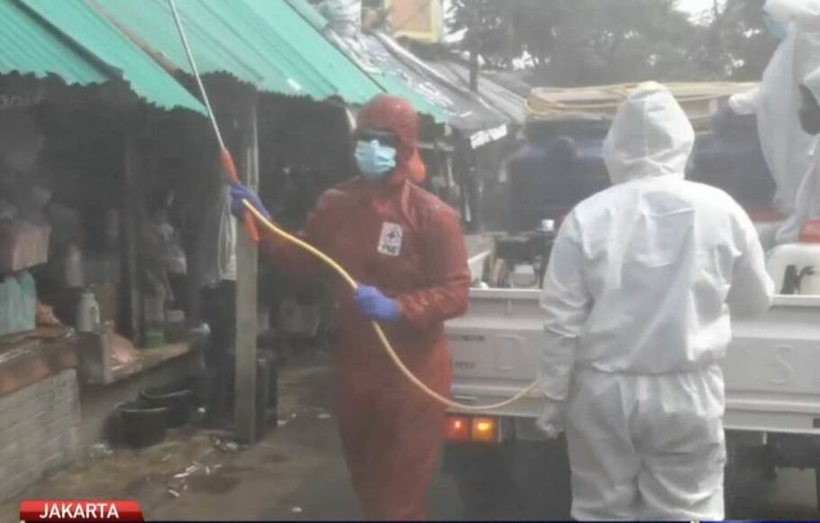 Petugas Palang Merah Indonesia (PMI) menyemprotkan disinfektan di Pasar Petamburan, Tanah Abang, Jakarta, Sabtu (6/6/2020).