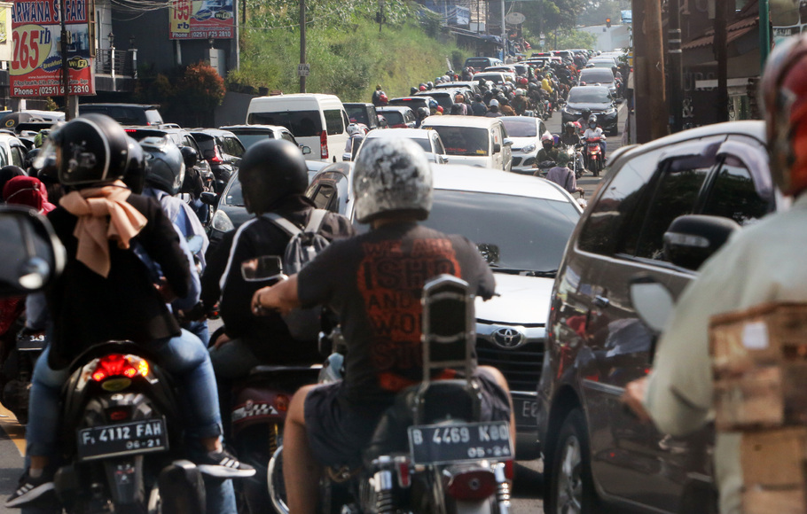 Kondisi kemacetan dan keramaian menuju kawasan wisata Puncak Bogor, Jawa Barat, Minggu, 14 Juni 2020.