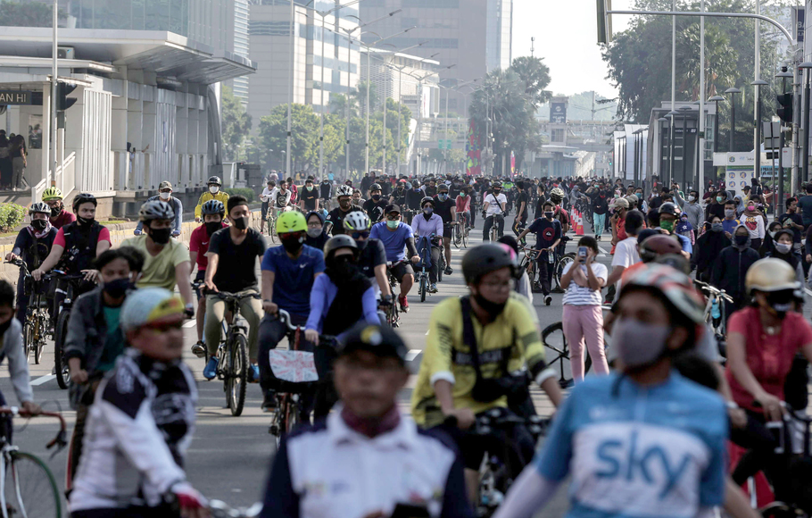 Masyarakat bersepeda memadati Hari Bebas Kendaraan Bermotor atau yg lebih dikenal dengan Car Free Day (CFD) di Jalan Thamrin sampai Jalan Sudirman, Jakarta, Minggu, 21 Juni 2020. 
