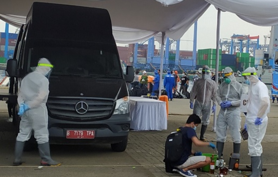 Minuman beralkohol ditemukan oleh petugas dari para migran ABK yang tiba di Pelabuhan Tanjung Priok, Jakarta Utara, Senin (22/6/2020) siang.