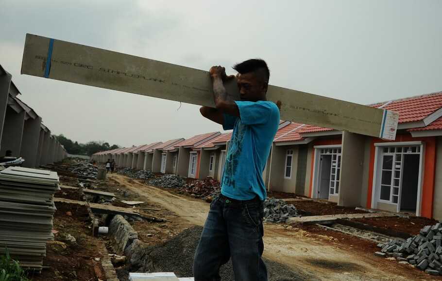 Pekerja sedang menyelesaikan pembangunan perumahan di kawasan Bekasi, Jawa Barat.
