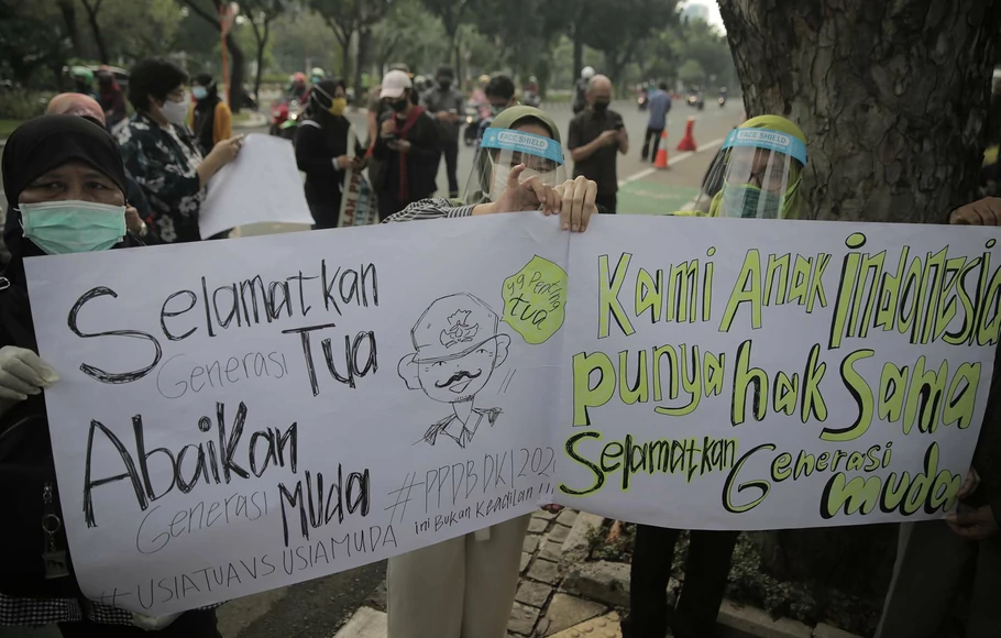 Puluhan orang tua siswa berunjuk rasa di depan Balai Kota DKI Jakarta, Selasa, 23 Juni 2020.