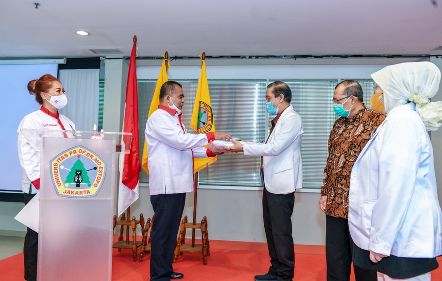 Tenaga Ahli Menteri (TAM) Paiman Raharjo bersama TAM Farida Feoh menyerahkan bantuan APD kepada RSGM Universitas Moestopo di Jakarta, Kamis (25/6/2020).