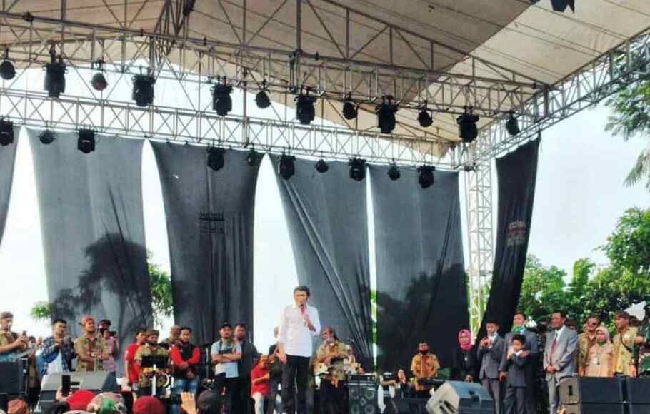 Rhoma Irama saat manggung di acara khitanan di Kabupaten Bogor, Minggu 28 Juni 2020.