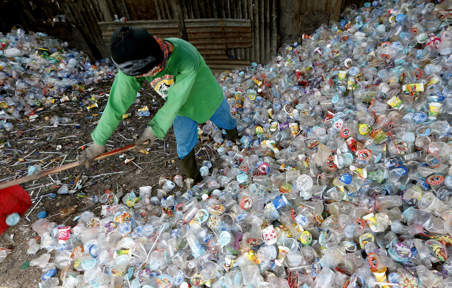 Sampah plastik dapat menyebabkan terjadinya pencemaran tanah, karena