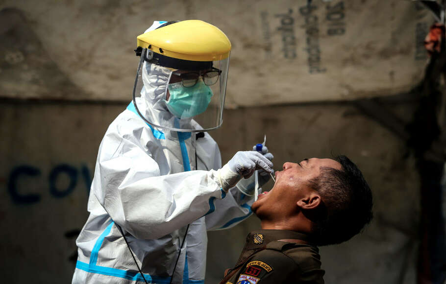 Petugas medis mengambil sampel saat 'swab test' COVID-19 di Pasar Tasik, Jakarta, Kamis, 2 Juli 2020.