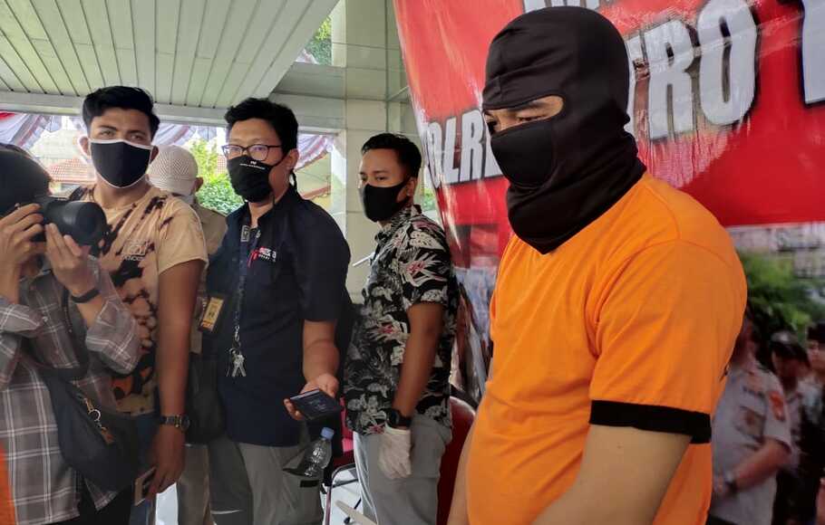Polrestro Kota Tangerang mengungkap penipuan penerimaan Calon Pegawai Negeri Sipil (CPNS) yang dilakukan PNS di Unit Pemadam Kebakaran Pemkot Tangerang, Jumat (3/7/2020).  