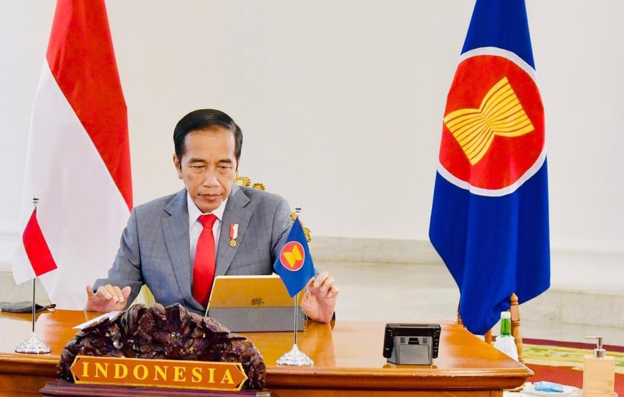 Presiden Joko Widodo mengikuti KTT ASEAN ke-36 secara virtual di Istana Bogor, Jawa Barat, 26 juni 2020). 