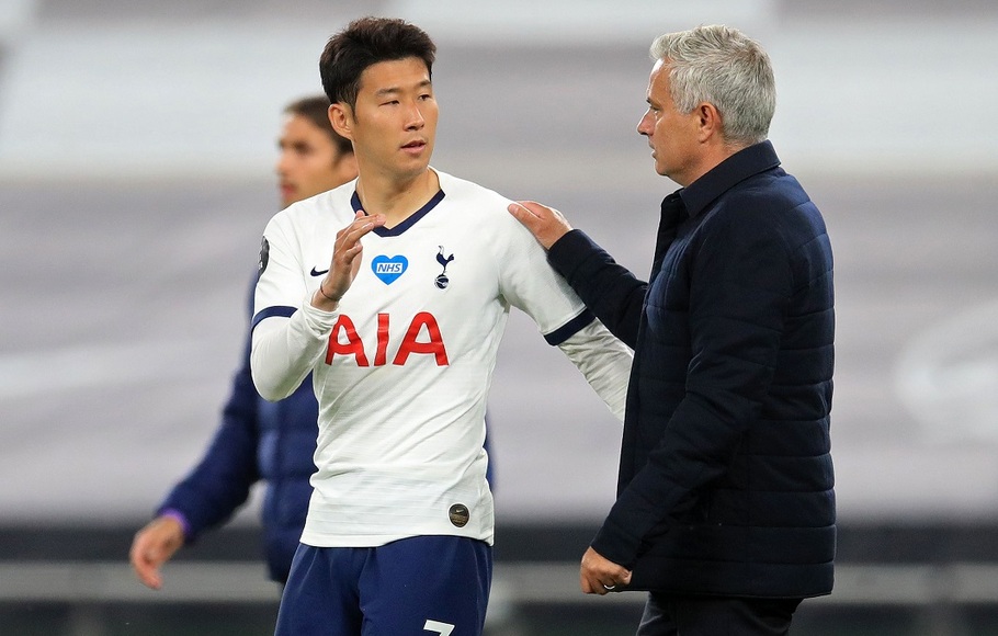 Pelatih Tottenham Hotspur memberi selamat kepada pemainnya Son Heung-min setelah menang 1-0 atas Everton di Liga Inggris. 