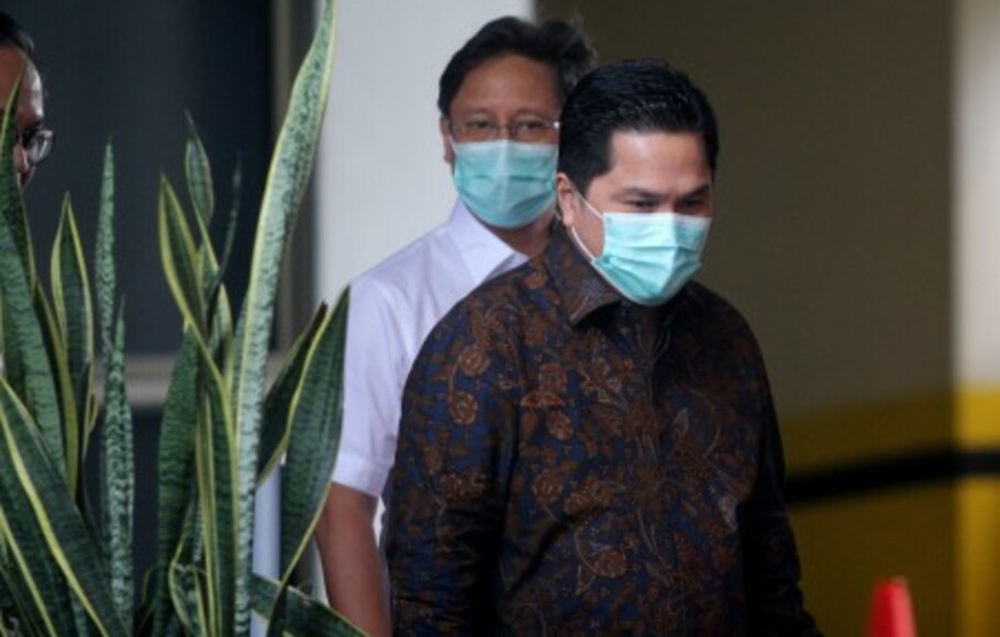 Menteri Badan Usaha Milik Negara (BUMN) Erick Thohir (kanan) dan Wakil Menteri BUMN Budi Gunadi Sadikin berjalan keluar dari pintu belakang Gedung Komisi Pemberantasan Korupsi (KPK) di Jakarta, Rabu, 7 Juli 2020.