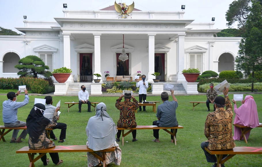 Presiden Joko Widodo (tengah) menyampaikan pengarahan saat penyerahan bantuan modal kerja di halaman tengah Istana Merdeka, Jakarta, Senin, 13 Juli 2020.