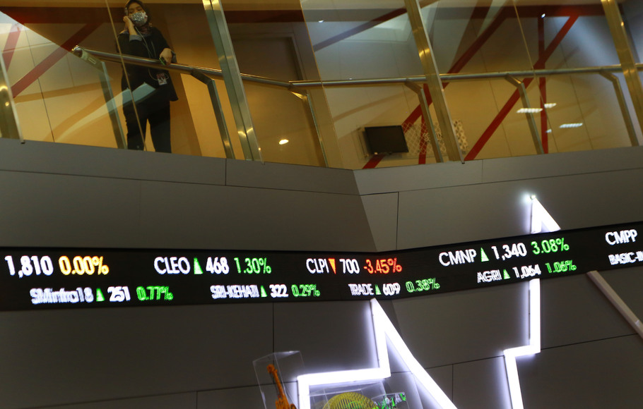 Pengunjung memantau pergerakan harga saham di Bursa Efek Indonesia (BEI) di Jakarta. 
