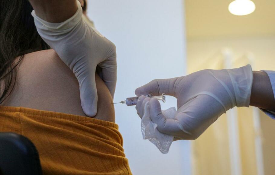 Seorang sukarelawan di Sao Paulo, Brasil, mendapatkan suntikan vaksin Covid-19 buatan Sinovac Biotech, Tiongkok, di Hospital das Clinicas (HC), 21 Juli 2020.
