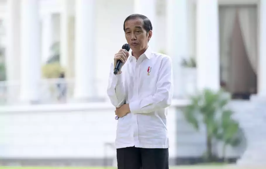 Presiden Joko Widodo menyampaikan pengarahan saat pemberian bantuan modal kerja di halaman Istana Kepresidenan Bogor, Jawa Barat, Jumat, 24 Juli 2020.