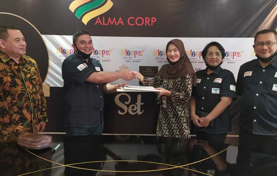 Presiden Director dan CEO Alma Corp, Riza Villano SP, bertukar naskah kerja sama pengelolaan properti The Silk Dago Bandung, dengan Head of Legal PT Nusantara Sukses Investasi (NSI),  Tina Amelia.