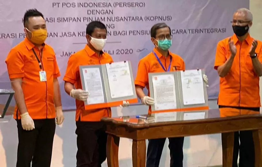 Penandatanganan kerja sama operasi (joint operation) antara PT Pos Indonesia (Persero) dan KSP Nusantara, di Gedung Pos Indonesia, Jakarta, Rabu (29/7/2020).