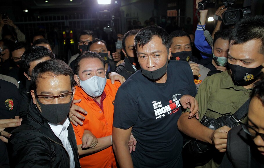Buronan kasus cessie Bank Bali Djoko Soegianto Tjandra (baju tahanan) tiba di Bandara Halim Perdakusuma, Jakarta, Kamis (30/7/2020) malam.
