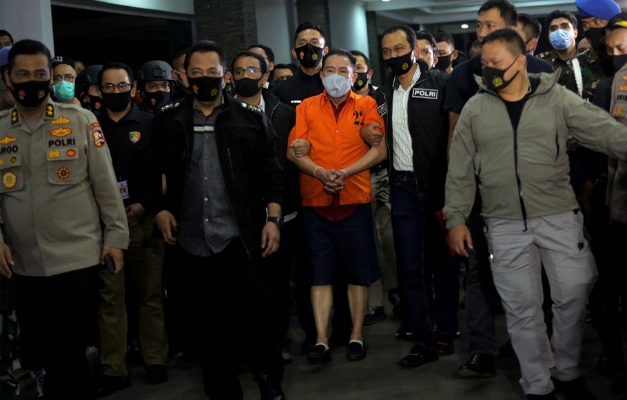 Buronan kasus cessie Bank Bali Djoko Soegianto Tjandra (baju tahanan) tiba di Bandara Halim Perdakusuma, Jakarta, Kamis (30/7/2020) malam.