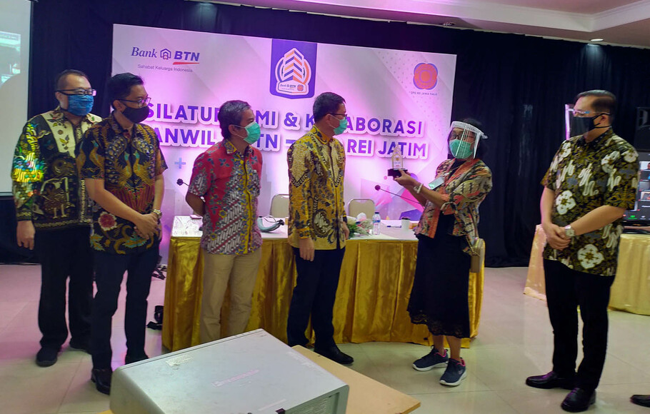 Kepala Kanwil 3 BTN Nuryanti dan Ketua REI Jatim Soesilo Efendy saat acara Silaturahmi & Kolaborasi Kanwil 3 BTN-DPD REI Jatim di Grha REI Jatim di Surabaya, Selasa (4/8/2020).