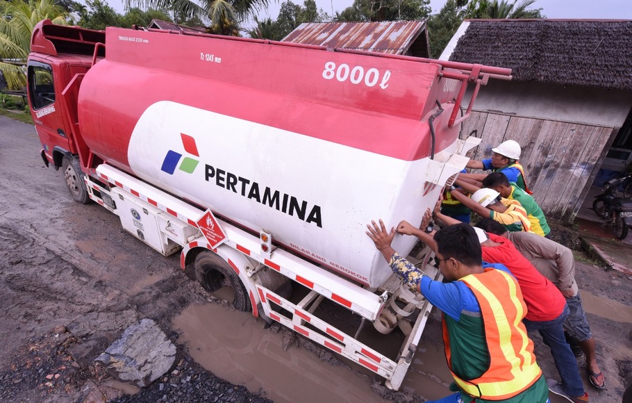 Pertamina membangun lembaga penyalur resmi di wilayah terpencil untuk dapat menyediakan BBM Satu Harga.