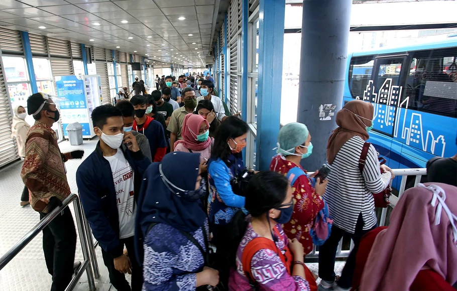 Sejumlah penumpang Transjakarta antre menunggu bis yang datang di halte Harmoni, Jakarta Pusat, Rabu, 12 Agustus 2020.