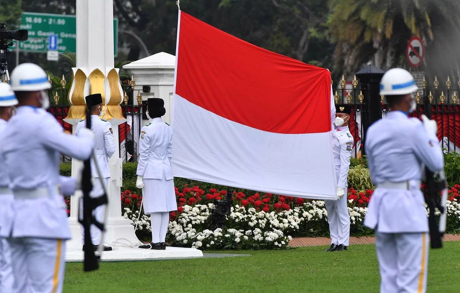 Pasukan pengibar bendera (Paskibraka) bersiap mengibarkan bendera dalam upacara detik-detik Proklamasi Kemerdekaan Republik Indonesia ke-75 di Istana Merdeka, Jakarta, Senin (17/8/2020).