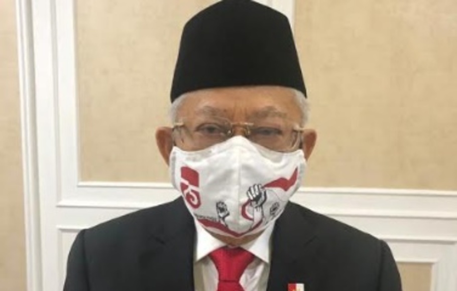 Wakil Presiden, Ma'ruf Amin mengenakan masker lukis karya Charlene Junus saat acara Apel kehormatan Renungan Suci di Taman Makam Pahlawan Kalibata, Jakarta yang dilakukan pada Senin, 17 Agustus 2020.