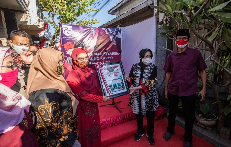 Rumah kelahiran Soekarno atau Bung Karno di Jalan Peneleh Gang Pandean IV, Nomor 40, Kecamatan Genteng, Kota Surabaya, resmi diserahkan kepada Pemerintah Kota (Pemkot) Surabaya.