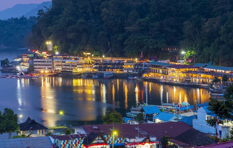 Kampung warna-warni Tiharihit di kawasan Danau Toba, Sumatera Utara, menjadi destinasi wisata baru untuk wisatawan mancanegara dan nusantara. 
