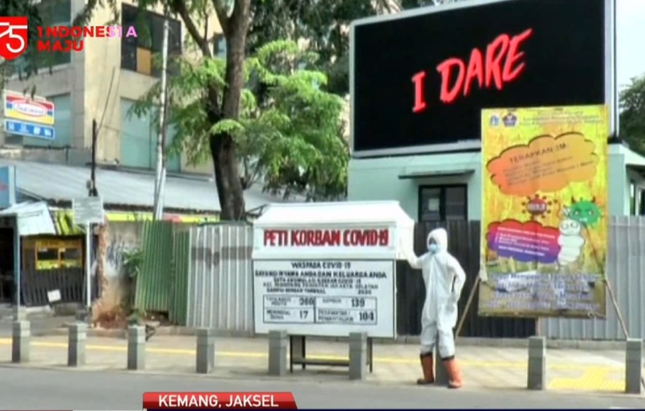 Showcase peti mati yang digunakan Pemerintah Provinsi DKI Jakarta ini dipajang di Jalan Kemang, Jakarta Selatan, untuk mengingatkan warga akan bahaya virus Covid-19.