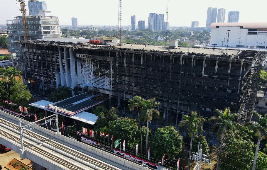 Foto aerial bangunan gedung utama Kejaksaan Agung usai terbakar tadi malam, di Jakarta Selatan, Minggu 23 Agustus 2020.