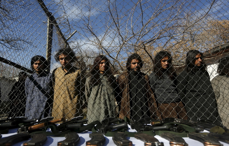 Milisi Taliban Pakistan, yang ditangkap oleh polisi perbatasan Afghanistan, berdiri selama presentasi senjata dan peralatan yang disita kepada media di Kabul, Afghanistan pada 5 Januari 2016.