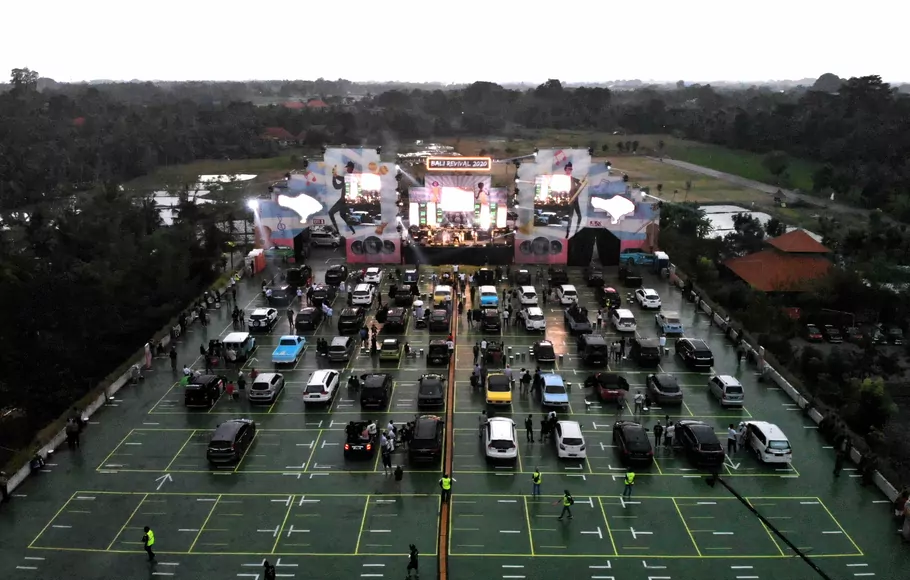 Penonton menyaksikan konser drive-in'bertajuk “Bali Revival: New Era Festival” di rooftop parkir Monkey Forest, Ubud, Gianyar, Bali, Senin 17 Agustus 2020. 