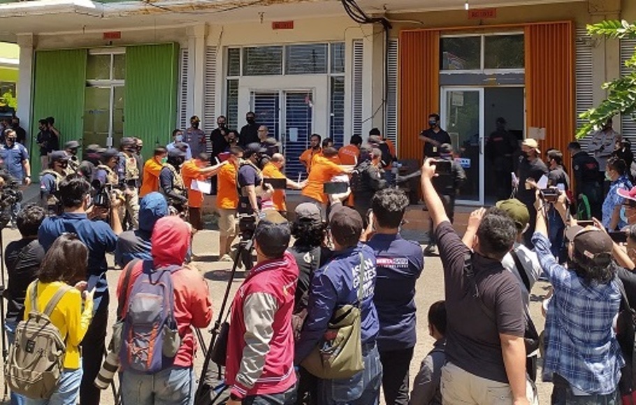 Suasana rekonstruksi pembunuhan pengusaha pelayaran logistik Sugianto (51) di Ruko Royal Gading Square, Kelapa Gading, Jakarta Utara, Selasa (25/8/2020) siang 