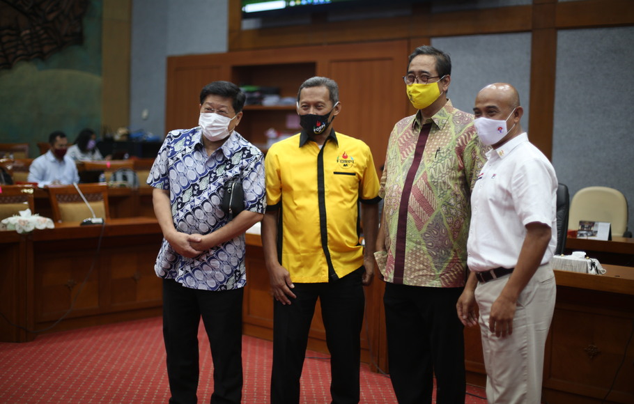 Sejumlah pihak swasta, termasuk Ketua PB Djarum Yoppy Rosimin (paling kiri) berfoto bersama saat mengikuti RDPU dengan Komisi X DPR di Senayan, Jakarta, Senin (31/8).