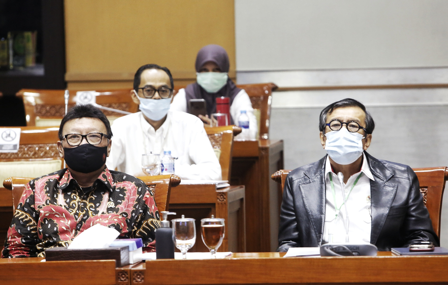 Menteri Pendayagunaan Aparatur Negara dan Reformasi Birokrasi (Menpan RB) Tjahjo Kumolo (kiri) bersama Menteri Hukum dan HAM Yasonna Laoly (kanan) mengikuti rapat kerja dengan Komisi III DPR, di Kompleks Parlemen, Senayan, Jakarta, Senin, 31 Agustus 2020. 