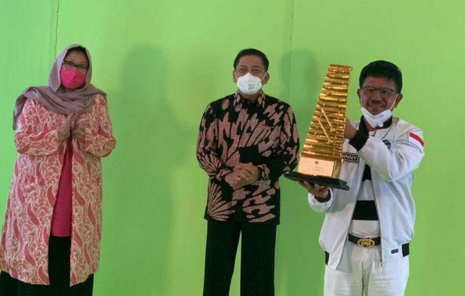 Penny Iriana (Ketua Pinkan Indonesia), Laksamana TNI (purn) Marsetio (Pembina Pinkan Indonesia), Menkominfo Johny G Plate menyerahkan piala lomba kretivitas kolintang virtual, di Jakarta, Sabtu (29/8/2020). 