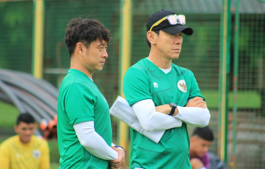 Pelatih Timnas Indonesia Shin Tae-yong mengamati latihan tim.