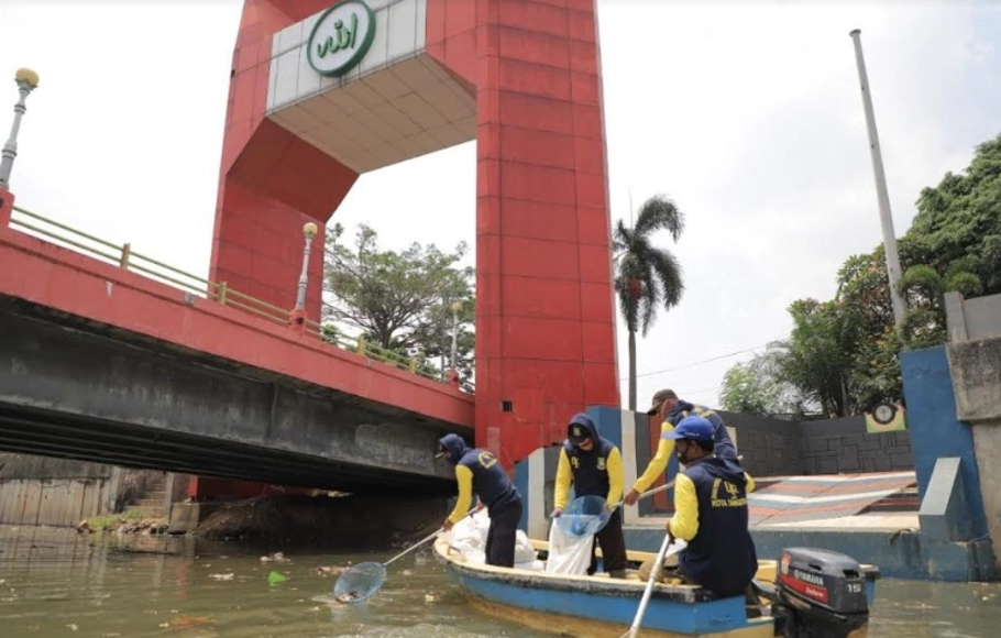 Dinas Lingkungan Hidup (DLH) Pemkot Tangerang melakukan pembersihan di Sungai Cisadane.