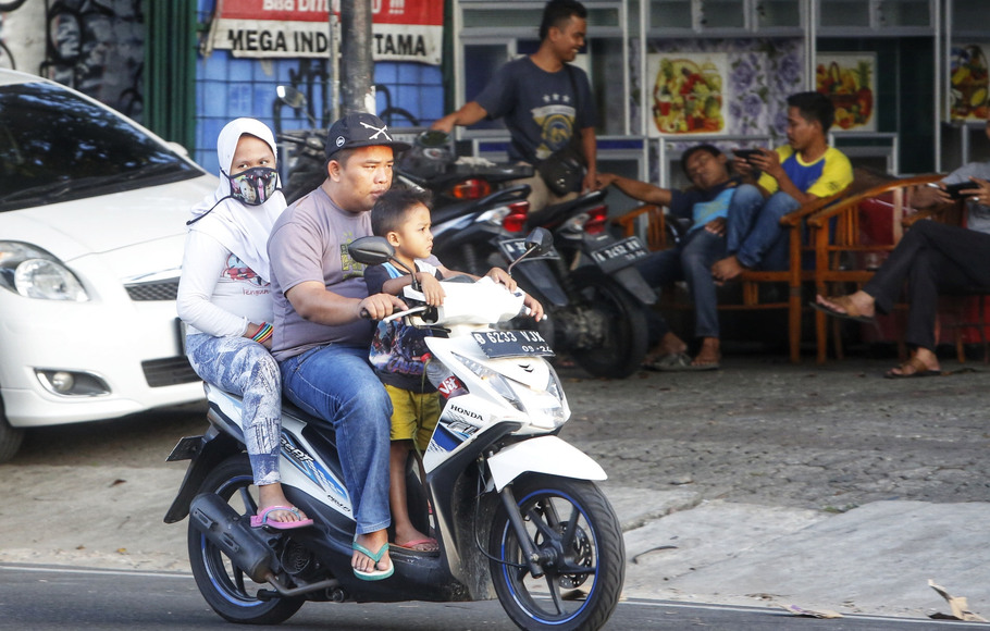 Warga beraktivitas tanpa menggunakan masker di Jakarta, Selasa, 8 September 2020.
