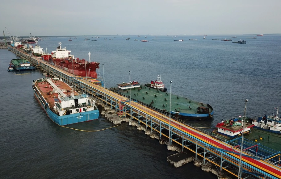 Pelabuhan Dumai sebagai pelabuhan umum pengekspor crude palm oil (CPO) terbesar di Indonesia. 